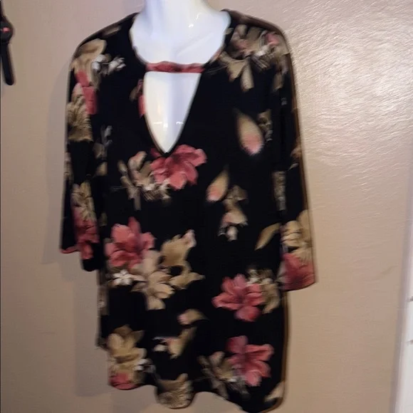 Floral Keyhole Women's Top 2X - Picture 2 of 7